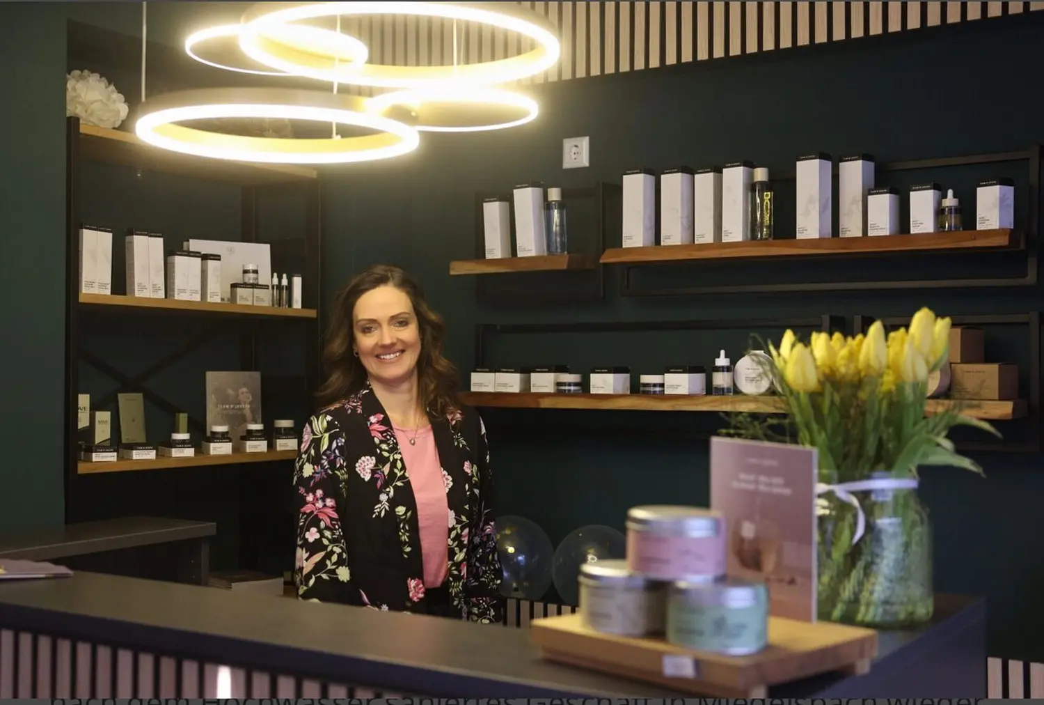 VT Natural Skincare & Beauty – Verena Tahta an der Rezeption
