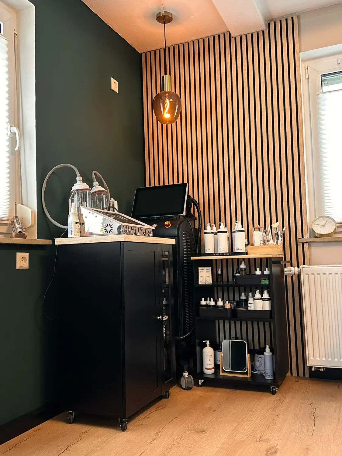 VT Natural Skincare & Beauty – Schrank mit Kosmetikprodukten